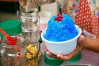 ببینید| غذای خیابانی در تایلند؛ برش نارگیل و تهیه بستنی رنگارنگ با آن در بانکوک