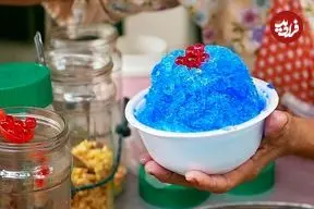 ببینید| غذای خیابانی در تایلند؛ برش نارگیل و تهیه بستنی رنگارنگ با آن در بانکوک