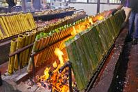 ببینید| غذای خیابانی در مالزی؛ تهیه غذا با برنج، ران مرغ و شیر نارگیل در کوالامپور