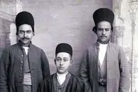 عکس| سفر به ایران قدیم؛ جوان ایرانی دوران قاجار با مدل موی عجیب در حال نگاه کردن در آینه