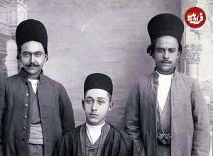 عکس| سفر به ایران قدیم؛ جوان ایرانی دوران قاجار با مدل موی عجیب در حال نگاه کردن در آینه