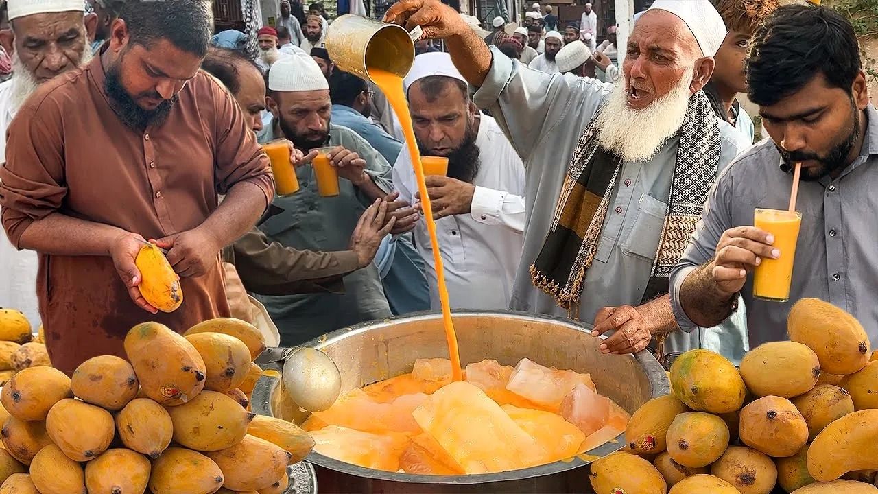 (ویدئو) فرآیند درست کردن آب انبه خیابانی توسط یک پیرمرد سخت کوش پاکستانی
