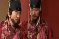 عکس| سفر زمان؛ «وزیر اعظم» (سریال جومونگ) در 62 سالگی با کت و شلوار در «حیاط معبد»