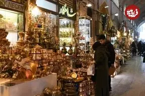 عکس| سفر زمان؛ مس‌فروش اصفهانی در مقابل مغازه‌اش در بازار اصفهان؛ سال 53