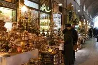 عکس| سفر زمان؛ مس‌فروش اصفهانی در مقابل مغازه‌اش در بازار اصفهان؛ سال 53