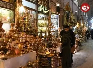 عکس| سفر زمان؛ مس‌فروش اصفهانی در مقابل مغازه‌اش در بازار اصفهان؛ سال 53