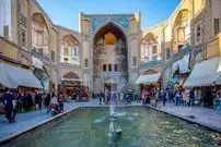 عکس| سفر به ایران قدیم؛ مرد خروس به بغل و زنان روبنده‌دار در بازار اصفهان؛ 135 سال قبل