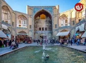 عکس| سفر به ایران قدیم؛ مرد خروس به بغل و زنان روبنده‌دار در بازار اصفهان؛ 135 سال قبل