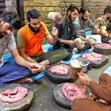 ببینید| غذای خیابانی در هند؛ پخت کوفته گوشت کشمیری به روش سنتی در سرینگر