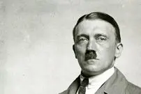 عکس| سفر در زمان؛ «هیتلر و مقامات نازی» در حال راهپیمایی در خیابان؛ سال 1308