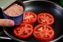 ببینید؛ با تن ماهی و گوجه فرنگی این غذای ساده و جدید آمریکایی را آماده کنید!