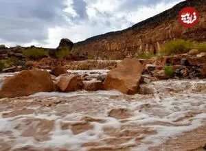 ببینید| جاری شدن آبشار در کوه‌های احد