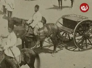 عکس| سفر زمان؛ تصویری از «تمرین گردان توپخانه» در میدان مشق تهران در دوران قاجار