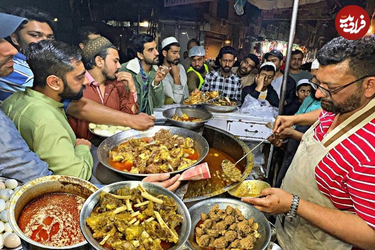 (ویدئو) غذای خیابانی در پاکستان؛ صف شلوغ لاهوری ها برای خورشت نخود و گوشت