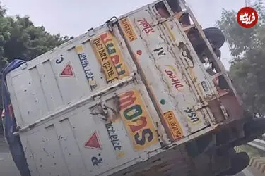 ببینید| لحظه واژگونی کامیون پس از برخورد با شاسی‌بلند