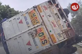 ببینید| لحظه واژگونی کامیون پس از برخورد با شاسی‌بلند
