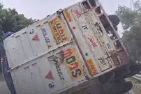 ببینید| لحظه واژگونی کامیون پس از برخورد با شاسی‌بلند