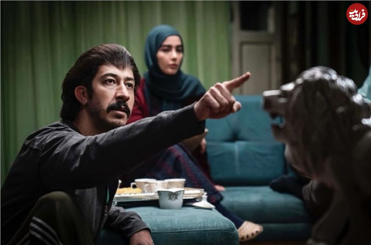 عکس؛ سفر در زمان؛ «بهتاش فریبا» در اتاق گریم سریال پایتخت 7؛ سال 1403
