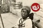 عکس| سفر به ایران قدیم؛ تصویری از «دو گدای تهرانی» در حیاط یک خانه در دوران قاجار
