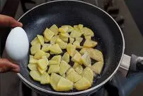 (ویدئو) نحوه پخت یک غذای آلمانی بهتر از پیتزا با سیب زمینی، تخم مرغ و پیازچه