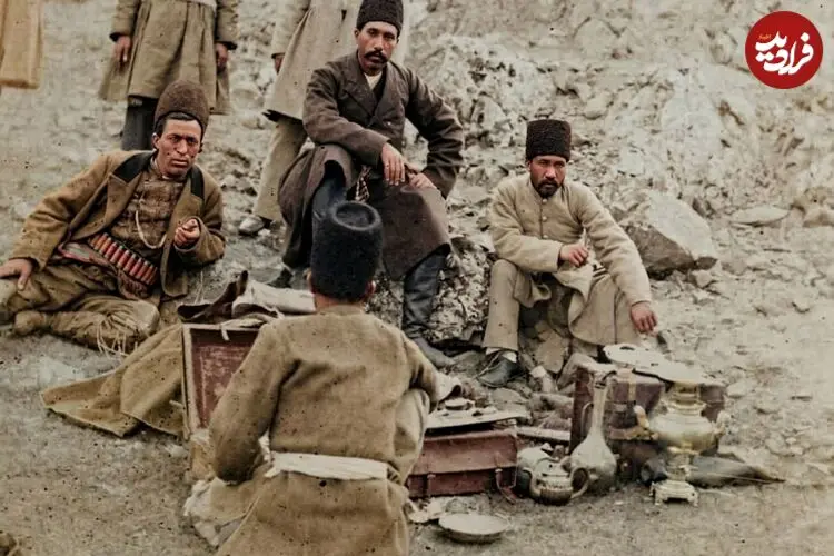 تصاویر| سفر به عصر قاجار؛ از «سفرۀ آبگوشت ناصرالدین شاه» تا «عکس یادگاری مارگیرها»