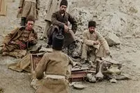تصاویر| سفر به عصر قاجار؛ از «سفرۀ آبگوشت ناصرالدین شاه» تا «عکس یادگاری مارگیرها»