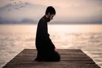 نماز خواندن یک خلبان ایرانی روی باند فرودگاه پیش از پرواز