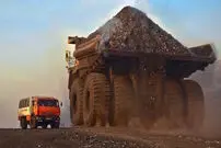 (عکس) بزرگترین کامیون جهان؛ هیولای غول‌پیکر بلاز کنار یک کامیون معمولی
