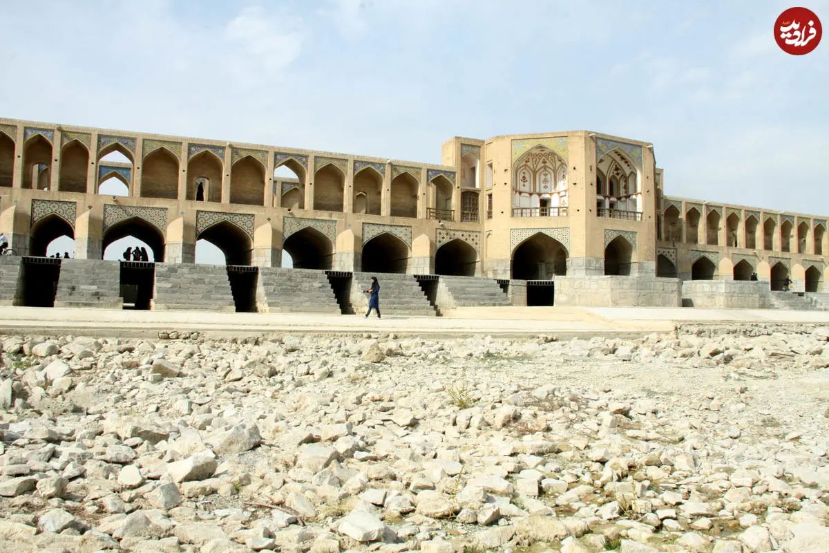 عکس| سفر در زمان؛ نمایی از «پل خواجو و زاینده رود خروشان» در دوران قاجار