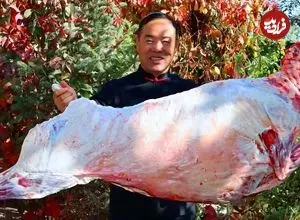 ببینید| غذای روستایی در چین؛ کباب کردن بره کامل شکم پر در تنور