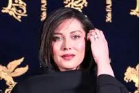 عکس| سفر زمان؛ چهرۀ «مهتاب کرامتی» 30 ساله در لحظه دریافت جایزه در جشن حافظ؛ سال 79