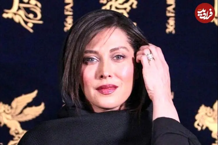 عکس| سفر زمان؛ چهرۀ «مهتاب کرامتی» 30 ساله در لحظه دریافت جایزه در جشن حافظ؛ سال 79