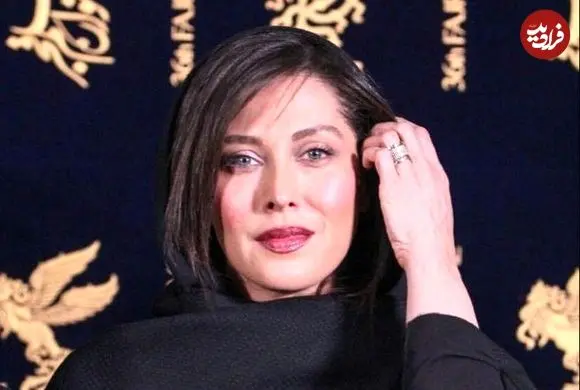 عکس| سفر زمان؛ چهرۀ «مهتاب کرامتی» 30 ساله در لحظه دریافت جایزه در جشن حافظ؛ سال 79