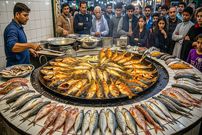 ببینید؛ غذای خیابانی در پاکستان؛ نحوه تهیه محبوب ترین ماهی کبابی و سرخ شده در کراچی
