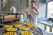 ببینید| غذای خیابانی در ایران؛ مهارت یک نانوا در پخت نان شیرمال در اصفهان