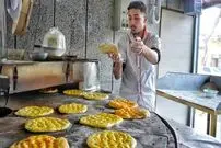 ببینید| غذای خیابانی در ایران؛ مهارت یک نانوا در پخت نان شیرمال در اصفهان