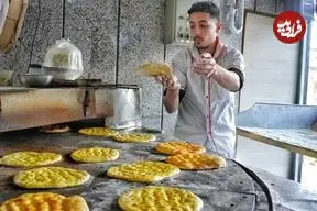 ببینید| غذای خیابانی در ایران؛ مهارت یک نانوا در پخت نان شیرمال در اصفهان