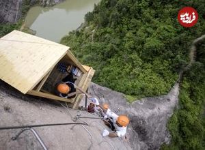 (ویدئو) عجیب‌ترین مغازه جهان؛ آویزان شده از صخره‌ای به ارتفاع ۱۲۰ متر
