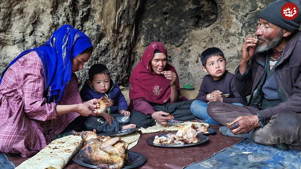 (ویدئو) کباب کردن دو مرغ کامل روی ذغال توسط زوج مسن غارنشین افغانستانی