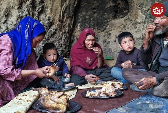 (ویدئو) کباب کردن دو مرغ کامل روی ذغال توسط زوج مسن غارنشین افغانستانی