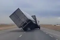 (ویدئو) حواس پرتی راکب موتور کار دست کامیون داد