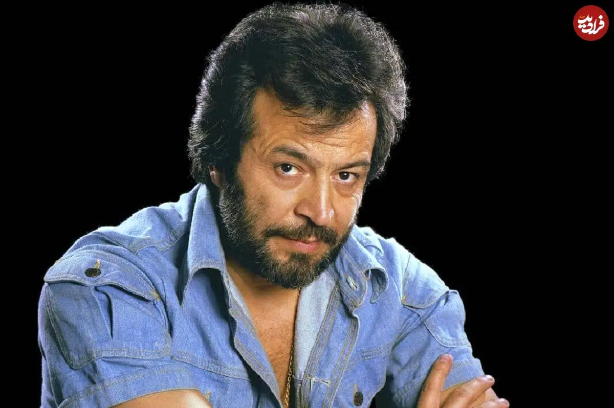 عکس| سفر در زمان؛ «ایرج قادری» در حال عکاسی کردن در خانه اش؛ دهه 60