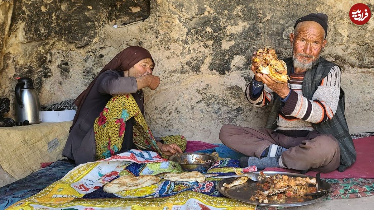 (ویدئو) پخت دیدنی کله پاچه گوسفند به سبک زوج مسن غارنشین افغانستانی