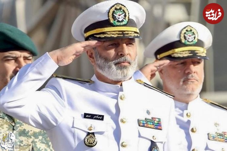 عکس؛ سفر به تاریخ؛ بازدید شبانۀ «سرلشکر موسوی» از یگان چتربازهای ارتش؛ سال 1398