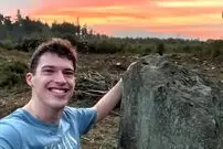 یک تخته‌سنگ معمولی در جنگل که مکان آیینی ۳۷۰۰ ساله از آب درآمد