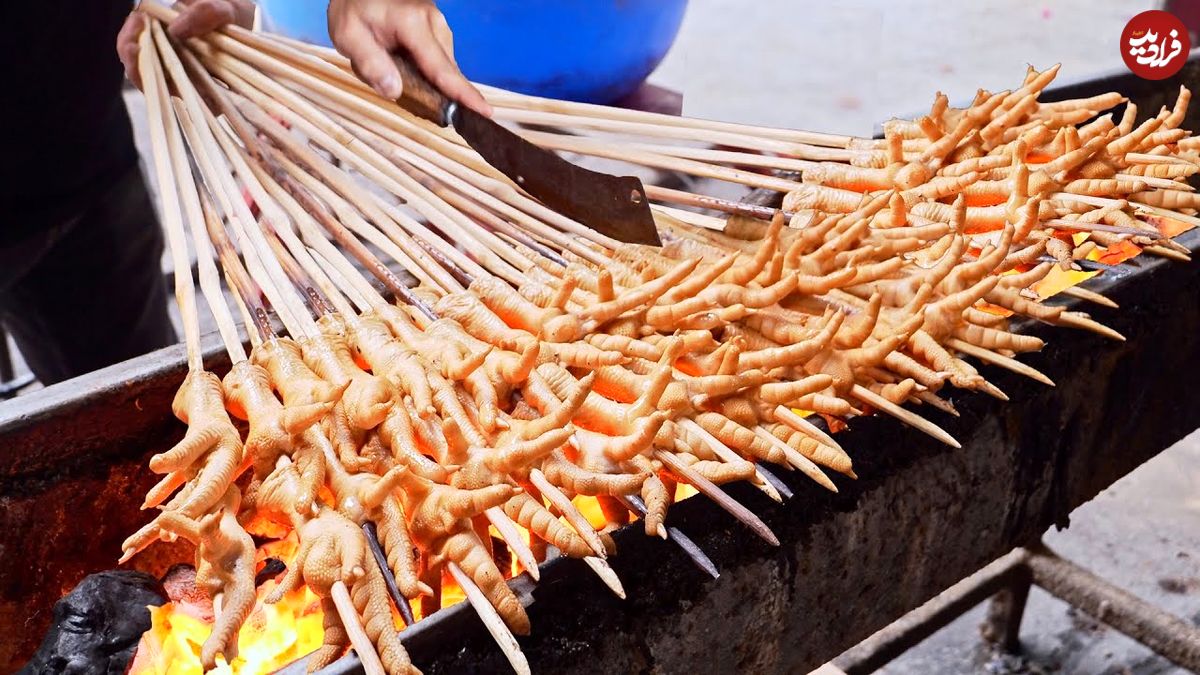 ببینید؛ غذای خیابانی در تایوان؛ کباب بال و پای مرغ با سس در تایپه