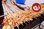 ببینید؛ غذای خیابانی در تایوان؛ کباب بال و پای مرغ با سس در تایپه