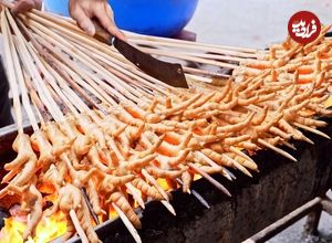 ببینید؛ غذای خیابانی در تایوان؛ کباب بال و پای مرغ با سس در تایپه