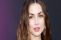 عکس| سفر در زمان؛ «آنا د آرماس» در اکران فیلم «چاقوکشی» در کالیفرنیا؛ سال 1398