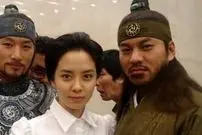 عکس| سفر زمان؛ «بوبونو» در کنار خودروی شخصی‌اش؛ 8 سال بعد از سریال «جومونگ»